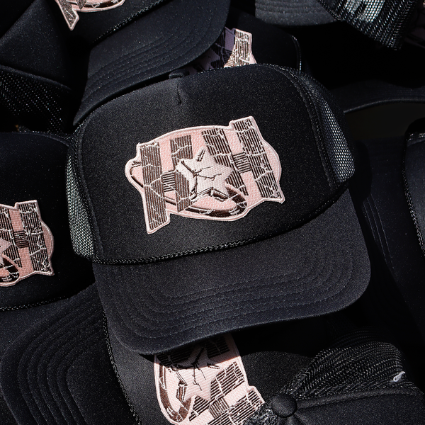 HERO TRUCKER HAT IN BLACK